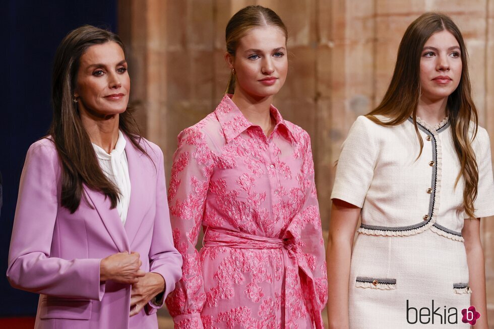 La Reina Letizia, la Princesa Leonor y la Infanta Sofía en la audiencia previa a los Premios Princesa de Asturias 2023