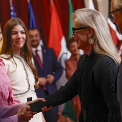 La Reina Letizia saluda afectuosa a Meryl Streep en la audiencia previa a los Princesa de Asturias 2023