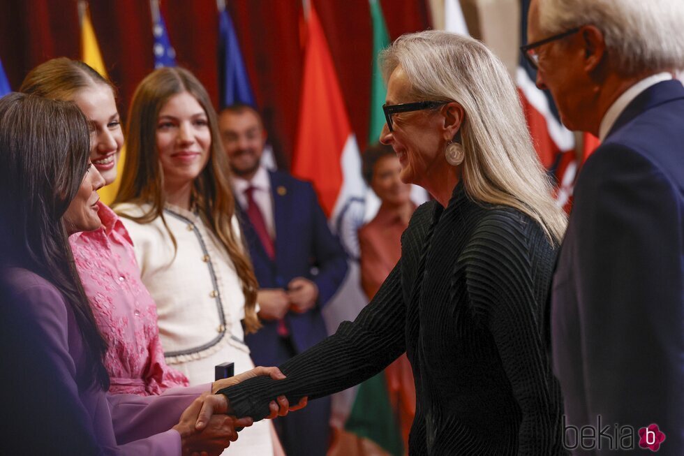 La Reina Letizia saluda afectuosa a Meryl Streep en la audiencia previa a los Princesa de Asturias 2023