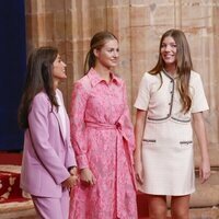 La Reina Letizia, la Princesa Leonor y la Infanta Sofía charlan en la audiencia previa a los Princesa de Asturias 2023