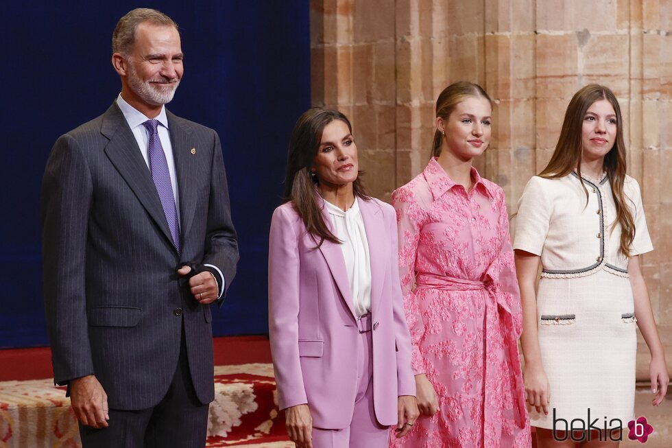 Los Reyes Felipe y Letizia con la Princesa Leonor y la Infanta Sofía en la audiencia previa a los Princesa de Asturias 2023