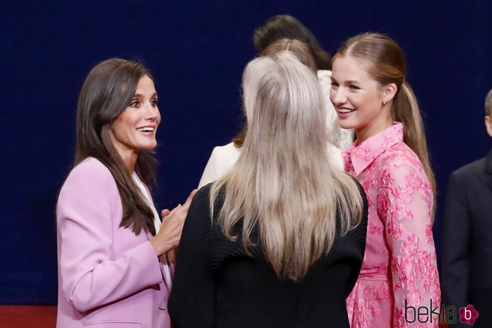 La Reina Letizia, la Princesa Leonor, la Infanta Sofía y Meryl Streep charlan en su encuentro en los Princesa de Asturias 2023