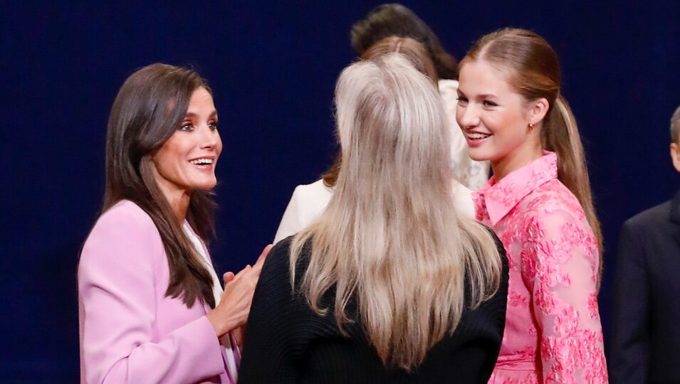 La Reina Letizia, la Princesa Leonor, la Infanta Sofía y Meryl Streep charlan en su encuentro en los Princesa de Asturias 2023