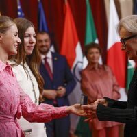 La Princesa Leonor entrega a Meryl Streep la insignia de la Fundación Princesa de Asturias