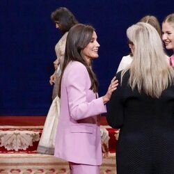 La Reina Letizia toca el brazo de Meryl Streep en presencia de la Princesa Leonor y la Infanta Sofía
