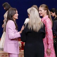 La Reina Letizia toca el brazo de Meryl Streep en presencia de la Princesa Leonor y la Infanta Sofía