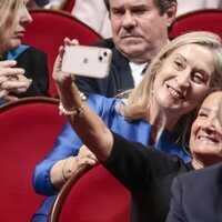 Paloma Rocasolano y Ana Pastor haciéndose un selfie en los Premios Princesa de Asturias 2023