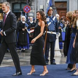 Los Reyes Felipe y Letizia seguidos de la Princesa Leonor, la Infanta Sofía y la Reina Sofía en los Premios Princesa de Asturias 2023