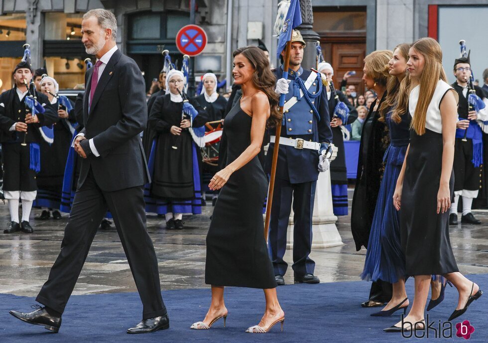 Los Reyes Felipe y Letizia seguidos de la Princesa Leonor, la Infanta Sofía y la Reina Sofía en los Premios Princesa de Asturias 2023