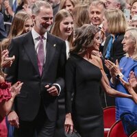 Los Reyes Felipe y Letizia, la Princesa Leonor y la Infanta Sofía saludan a Paloma Rocasolano en los Premios Princesa de Asturias 2023