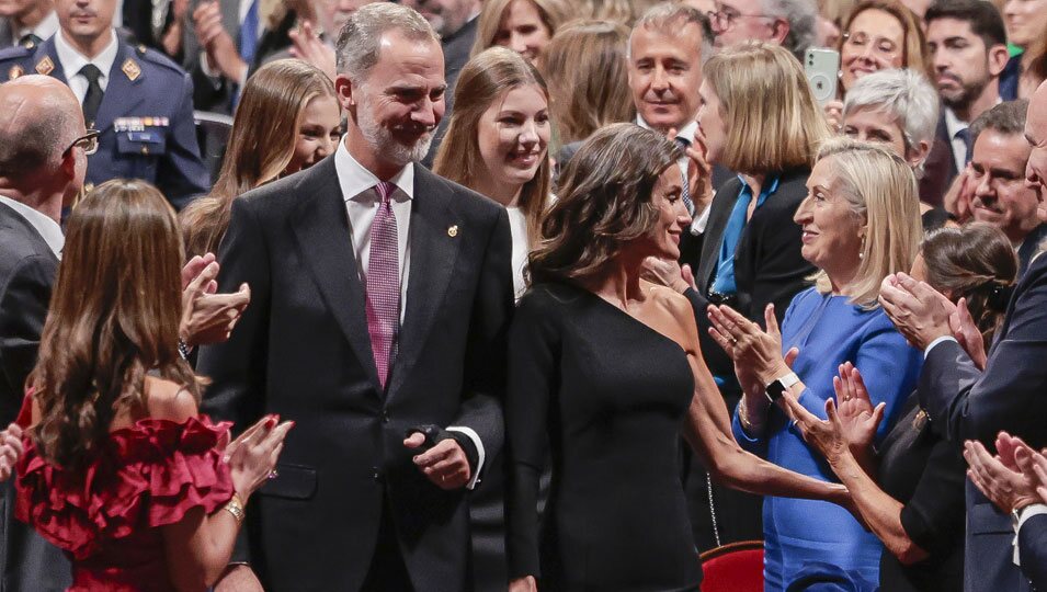 Los Reyes Felipe y Letizia, la Princesa Leonor y la Infanta Sofía saludan a Paloma Rocasolano en los Premios Princesa de Asturias 2023