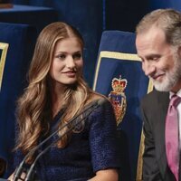 La Princesa Leonor mira al Rey Felipe VI en los Premios Princesa de Asturias 2023