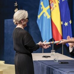 La Princesa Leonor entrega el diploma acreditativo a Meryl Streep en los Premios Princesa de Asturias 2023