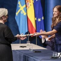 La Princesa Leonor entrega el diploma acreditativo a Meryl Streep en los Premios Princesa de Asturias 2023