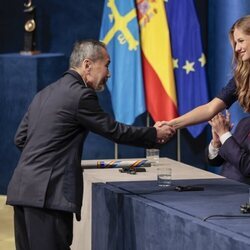 La Princesa Leonor saluda a Hakura Murakami en los Premios Princesa de Asturias 2023