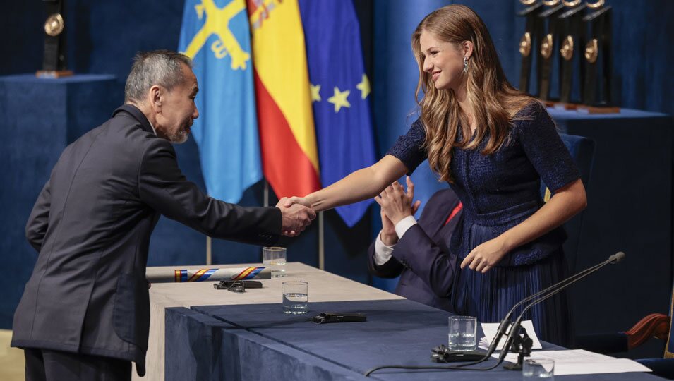 La Princesa Leonor saluda a Hakura Murakami en los Premios Princesa de Asturias 2023