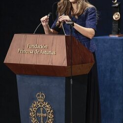 La Princesa Leonor coloca los micros para su discurso en los Premios Princesa de Asturias 2023