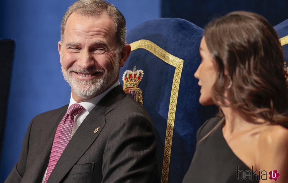 El Rey Felipe VI sonríe a la Reina Letizia en los Premios Princesa de Asturias 2023