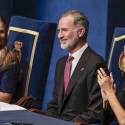 La Reina Letizia aplaude a Felipe VI en los Premios Princesa de Asturias 2023