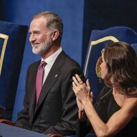 La Reina Letizia aplaude a Felipe VI en los Premios Princesa de Asturias 2023