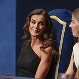 La Reina Letizia mirando a la Infanta Sofía en los Premios Princesa de Asturias 2023