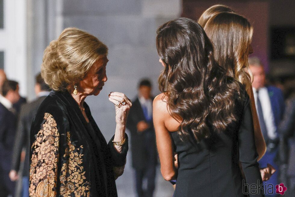 La Reina Sofía hace un gesto a la Reina Letizia en los Premios Princesa de Asturias 2023