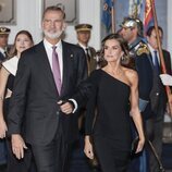 Los Reyes Felipe y Letizia seguidos de la Princesa Leonor y la Infanta Sofía a la salida de los Premios Princesa de Asturias 2023