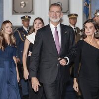 Los Reyes Felipe y Letizia seguidos de la Princesa Leonor y la Infanta Sofía a la salida de los Premios Princesa de Asturias 2023
