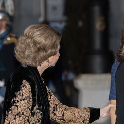 La Reina Sofía agarra del brazo a la Princesa Leonor en los Premios Princesa de Asturias 2023