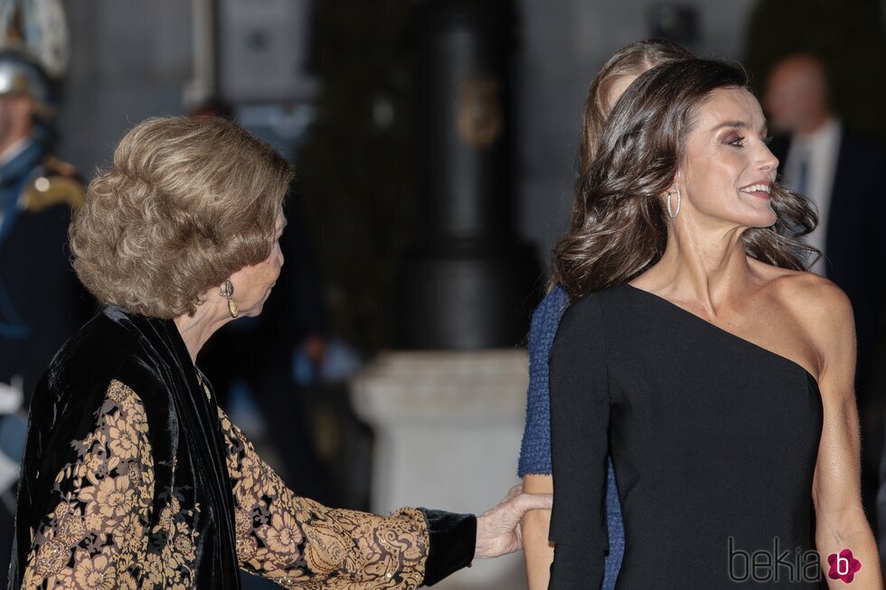 La Reina Sofía agarra del brazo a la Princesa Leonor en los Premios Princesa de Asturias 2023