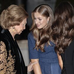 La Reina Sofía agarrando del brazo a la Princesa Leonor en los Premios Princesa de Asturias 2023