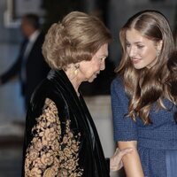 La Reina Sofía agarrando del brazo a la Princesa Leonor en los Premios Princesa de Asturias 2023