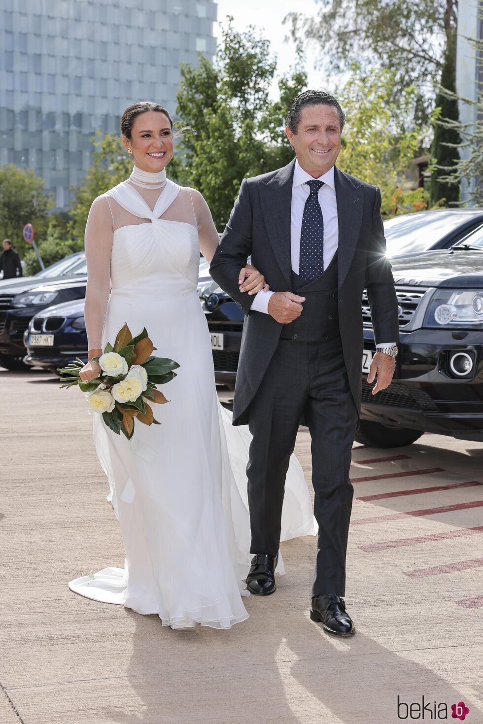 Marta Pombo y su padre Víctor Pombo llegando a su boda civil con Luis Zamalloa