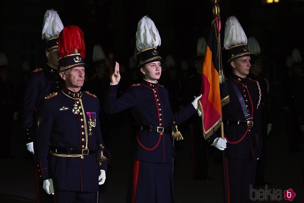 Elisabeth de Bélgica jurando la Constitución como oficial de la Real Academia Militar