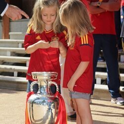 La Princesa Leonor y la Infanta Sofía con la Eurocopa 2012 en una foto inédita por su 18 cumpleaños