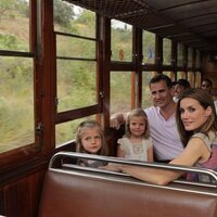 Los Reyes Felipe y Letizia y sus hijas Leonor y Sofía en el tren de Sóller en una foto inédita por su 18 cumpleaños