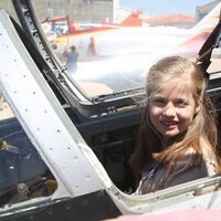 La Princesa Leonor subida a un avión de exposición en la Academia General del Aire de San Javier en una foto inédita por su 18 cumpleaños