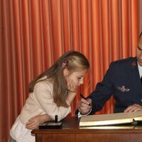 La Princesa Leonor mirando cómo firma el Rey Felipe VI en la Academia General del Aire de San Javier en una foto inédita por su 18 cumpleaños