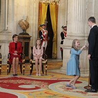 La Princesa Leonor hace la reverencia a Felipe VI en la entrega del Toisón de Oro en una foto inédita