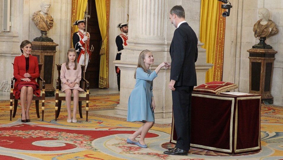 La Princesa Leonor hace la reverencia a Felipe VI en la entrega del Toisón de Oro en una foto inédita