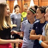 Foto inédita de la Princesa Leonor hablando con las jugadores de la selección española de fútbol en la UEFA Women's Euro 2022