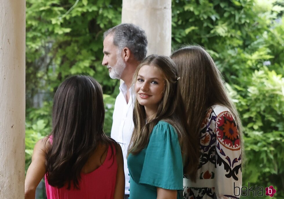Foto inédita de la Familia Real en los Jardines de Alfabia de Mallorca por el 18 cumpleaños de la Princesa Leonor