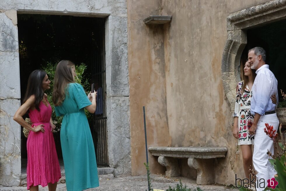 La Princesa Leonor hace una foto al Rey Felipe VI y la Infanta Sofía en los Jardines de Alfabia de Mallorca