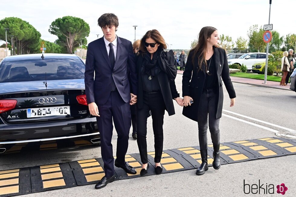 Nuria González y sus hijos Iván y Alma en el tanatorio de Fernando Fernández Tapias