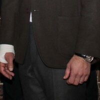 Carlos Felipe de Suecia con una escayola en la mano derecha en un acto oficial