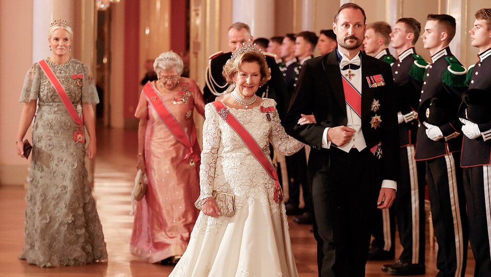 Haakon de Noruega, Sonia de Noruega con la Tiara de Perlas de la Reina Maud, Mette-Marit de Noruega con la Tiara de Amatistas y Astrid de Noruega