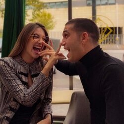 Ana Guerra y Víctor Elías muestran divertidos su anillo de compromiso