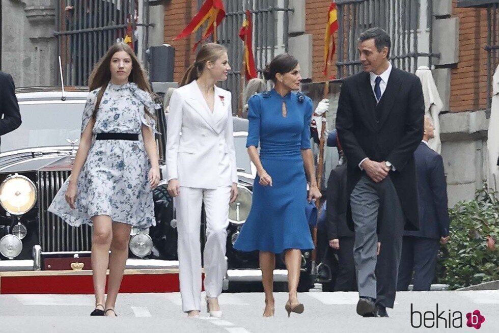 La Reina Letizia, El Presidente Pedro Sánchez, la Princesa Leonor y la Infanta Sofía llegando a la Jura de la Constitución