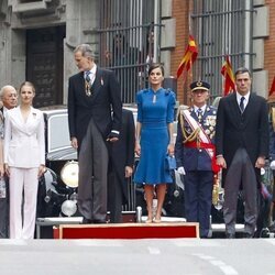 Los Reyes Felipe y Letizia, la Princesa Leonor y la Infanta Sofía posando junto al Presidente Pedro Sánchez en su llegada a la Jura de la Constitución