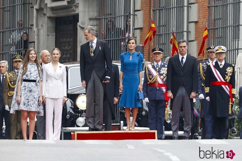 Los Reyes Felipe y Letizia, la Princesa Leonor y la Infanta Sofía posando junto al Presidente Pedro Sánchez en su llegada a la Jura de la Constitución